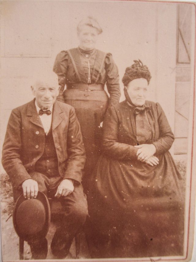 Magdeleine BILLON-GRAND, son mari et leur fille (debout derrière)